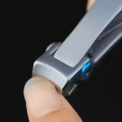 Klips do paznokci zaprojektowany przez podiatry zajmuje się wrastającymi, grubymi i zakażonymi grzybicą paznokciami w sposób bezpieczny i łatwy.